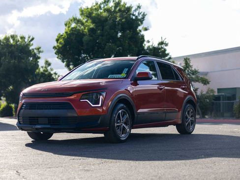Used 2023 Kia Niro EX image 3