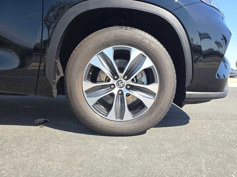 Used 2025 Toyota Highlander XLE FWD image 9