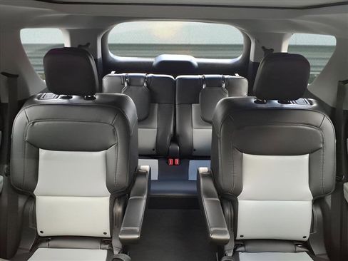 Used 2022 Ford Explorer XLT w/ Equipment Group 202A image 23