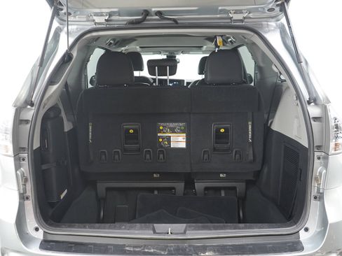 Used 2020 Toyota Sienna SE w/ Carpet Mat Package FWD image 19