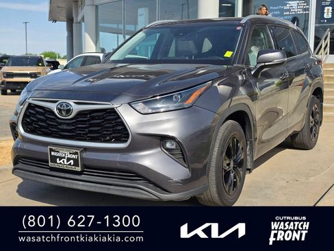 Used 2022 Toyota Highlander XLE AWD/4WD image 1