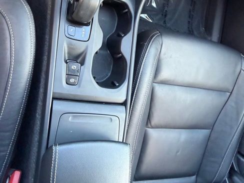 Used 2022 Volvo XC40 T5 Momentum image 24