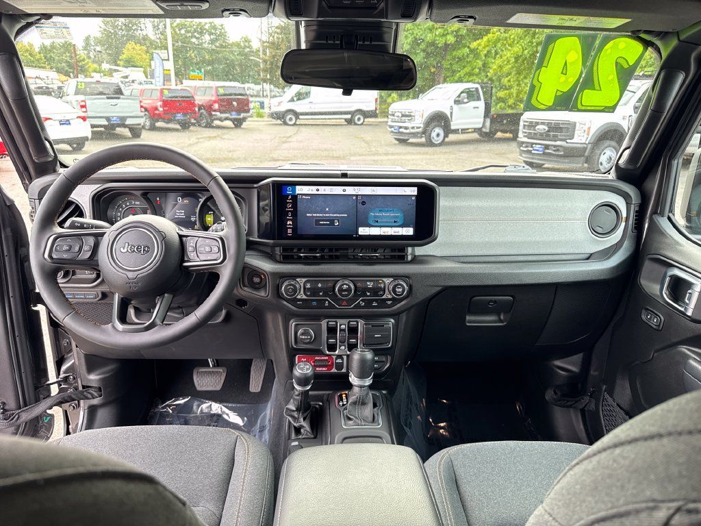 Used 2024 Jeep Wrangler Unlimited AWD/4WD image 15