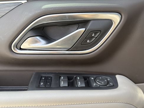 Used 2022 GMC Yukon XL SLT w/ SLT Premium Package image 13