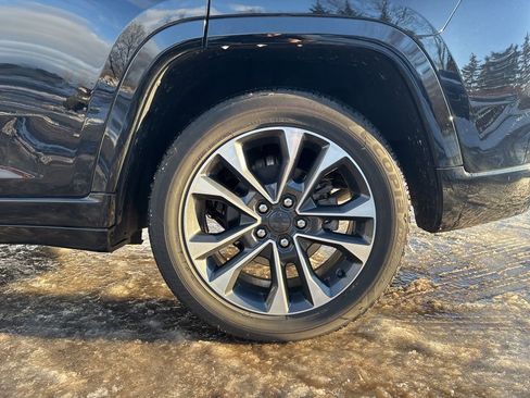 Used 2023 Jeep Grand Cherokee Overland w/ Luxury Tech Group IV image 35