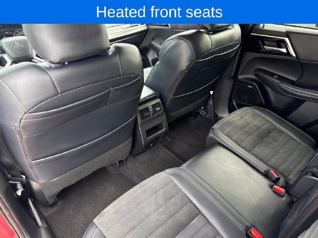 Used 2025 Mitsubishi Outlander AWD image 16