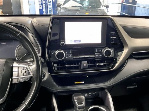 Used 2023 Toyota Highlander XLE AWD/4WD image 18