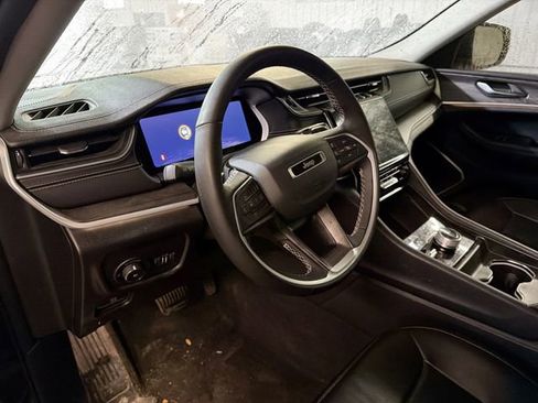 Used 2024 Jeep Grand Cherokee Limited w/ Luxury Tech Group II image 8