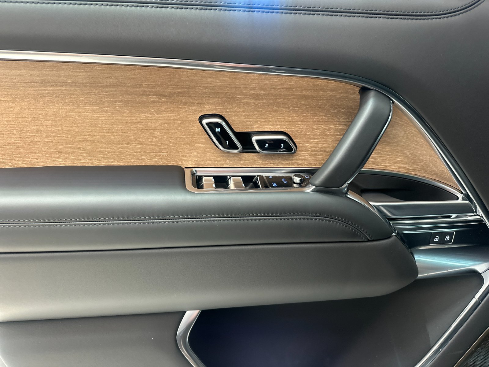 New 2026 Land Rover Range Rover SV AWD/4WD image 11
