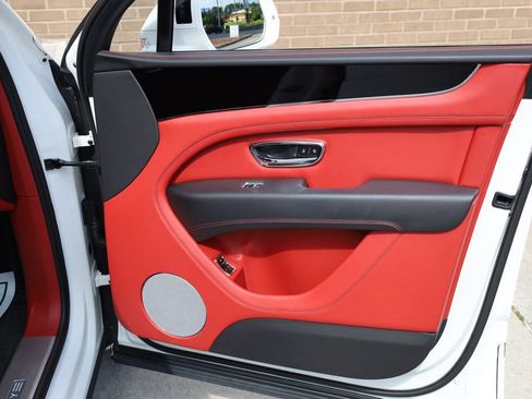 Used 2023 Bentley Bentayga Extended Wheelbase image 31