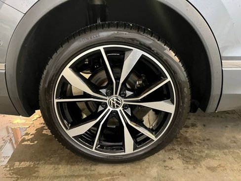 Certified 2023 Volkswagen Tiguan SEL R-Line image 33