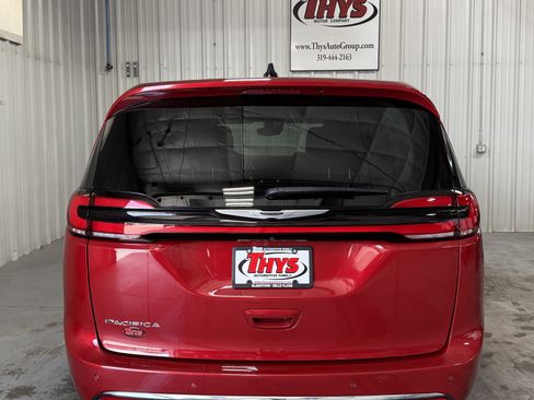 Used 2024 Chrysler Pacifica Touring-L FWD image 4
