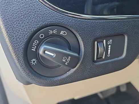 Used 2019 Dodge Grand Caravan SXT FWD image 14