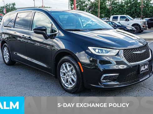 Used 2023 Chrysler Pacifica Touring-L FWD image 3