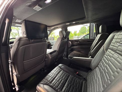 Used 2023 Cadillac Escalade ESV V AWD/4WD image 10