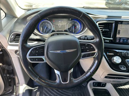 Used 2020 Chrysler Pacifica Touring-L Plus FWD image 30