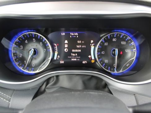 Used 2025 Chrysler Pacifica Limited FWD image 22