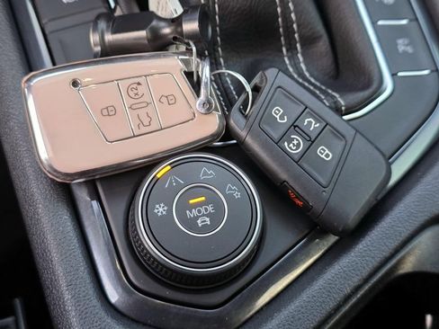 Used 2022 Volkswagen Tiguan SEL R-Line image 25