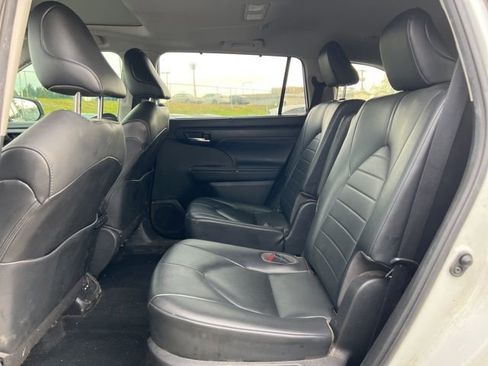 Used 2021 Toyota Highlander XLE image 17