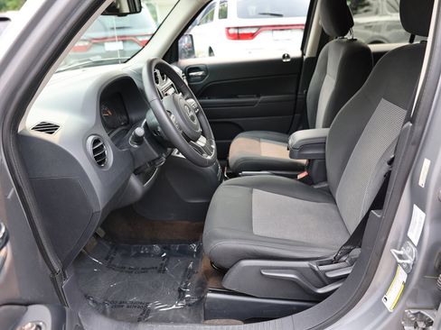 Used 2014 Jeep Patriot Latitude AWD/4WD image 16