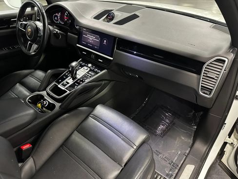 Used 2022 Porsche Cayenne w/ Premium Package AWD/4WD image 24
