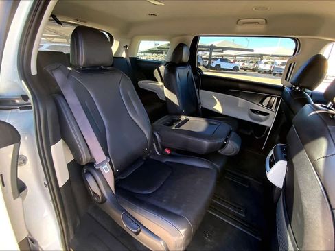 Used 2024 Kia Carnival LX image 17
