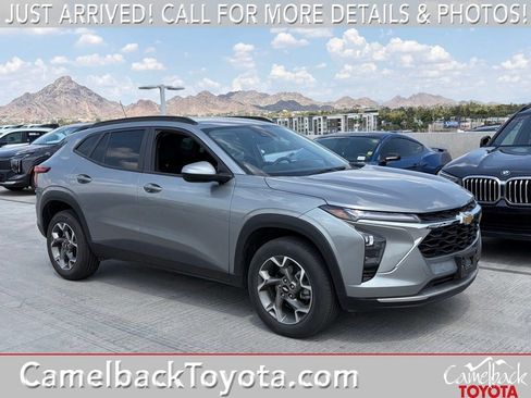 Used 2025 Chevrolet Trax LT FWD image 1