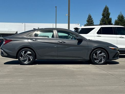 Used 2025 Hyundai Elantra SEL FWD image 9