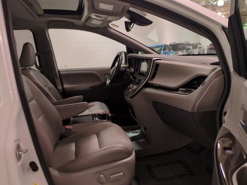 Used 2019 Toyota Sienna XLE image 9