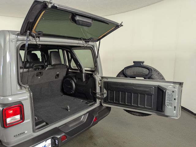 Used 2023 Jeep Wrangler Unlimited Sahara AWD/4WD image 26