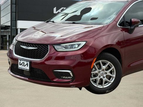 Used 2023 Chrysler Pacifica Touring-L FWD image 2