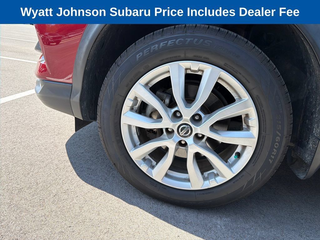 Used 2020 Nissan Rogue Sport SV FWD image 2