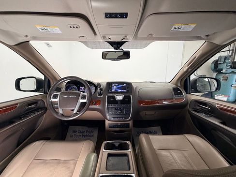 Used 2014 Chrysler Town & Country Touring-L w/ Driver Convenience Group FWD image 13