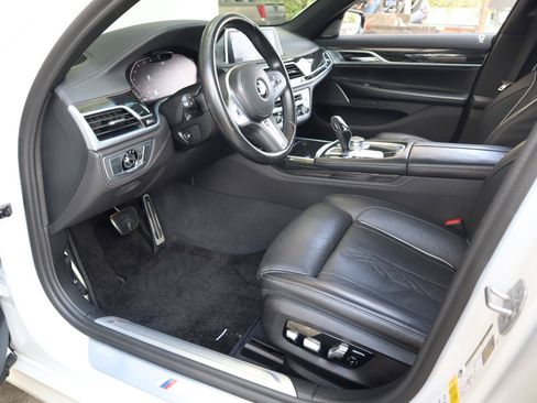 Used 2022 BMW 740i w/ M Sport Package RWD image 42
