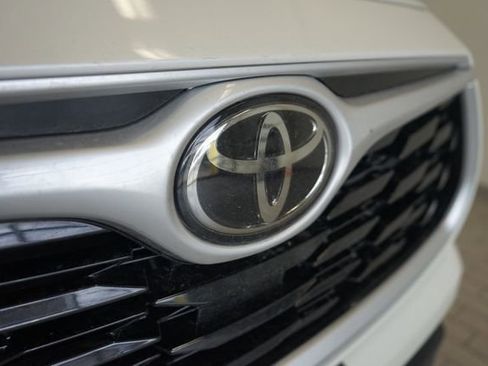 Used 2021 Toyota Highlander XLE AWD/4WD image 18