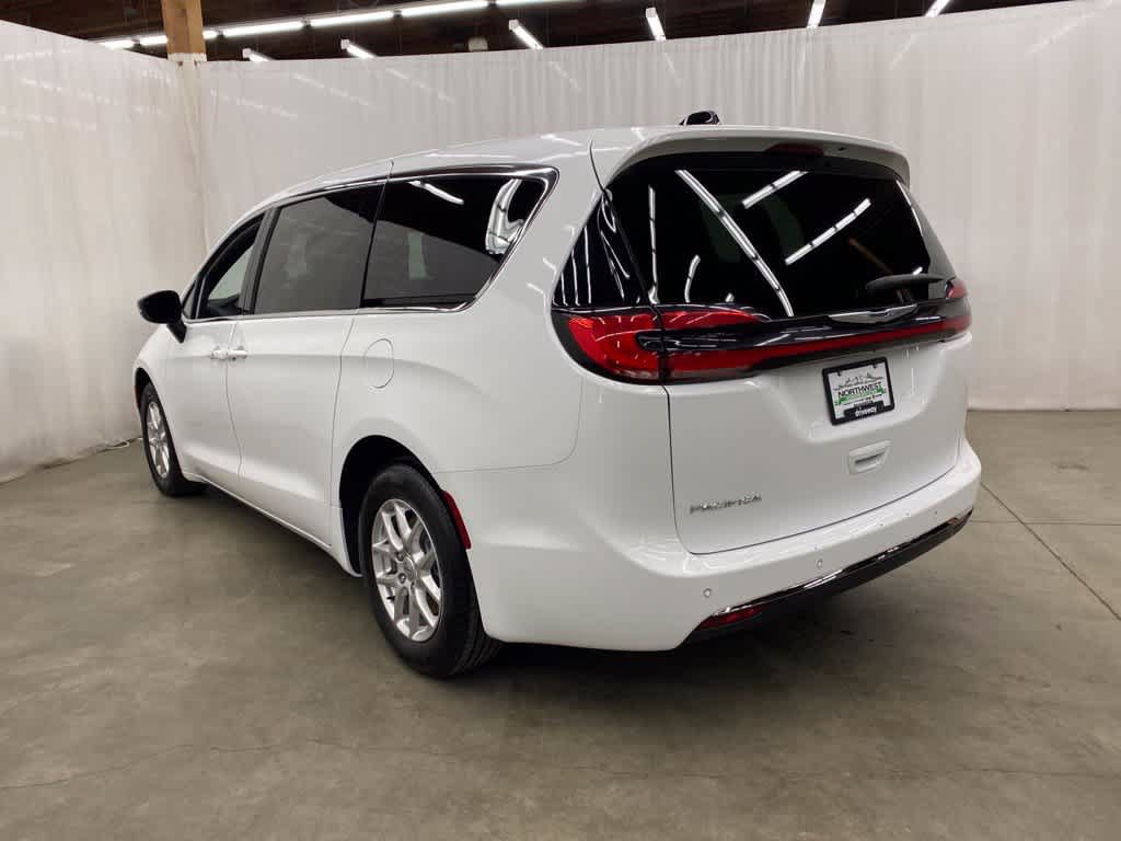 Used 2025 Chrysler Pacifica Select FWD image 4