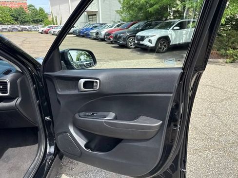 Used 2021 Hyundai Venue SE FWD image 27