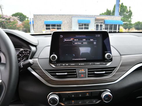 Used 2024 Nissan Altima 2.5 SV FWD image 17