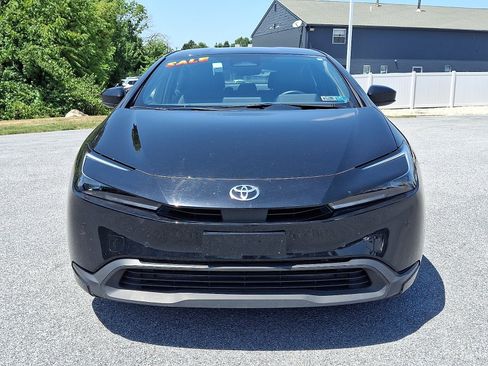 Used 2025 Toyota Prius LE FWD image 2
