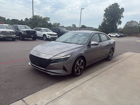 Used 2023 Hyundai Elantra SEL w/ Convenience Package FWD image 9