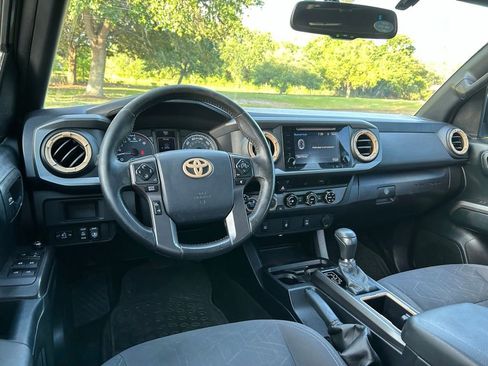 Used 2017 Toyota Tacoma TRD Sport AWD/4WD image 13