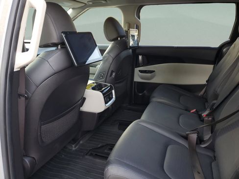 Certified 2023 Kia Carnival SX Prestige image 9