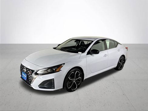 Used 2025 Nissan Altima 2.5 SR FWD image 2