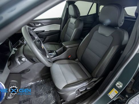 Used 2025 Chevrolet Trax LT FWD image 24