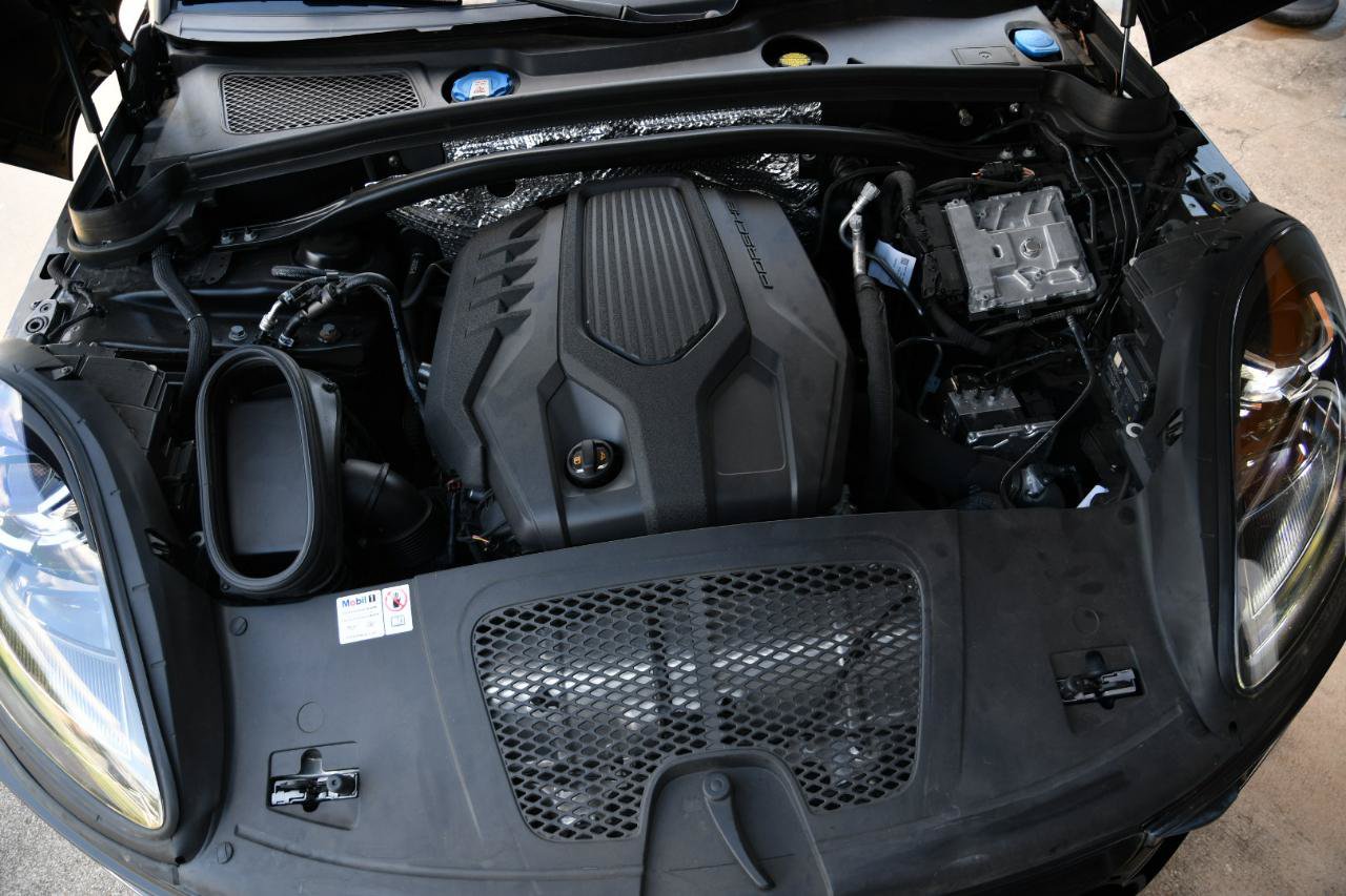 Used 2024 Porsche Macan AWD/4WD image 30