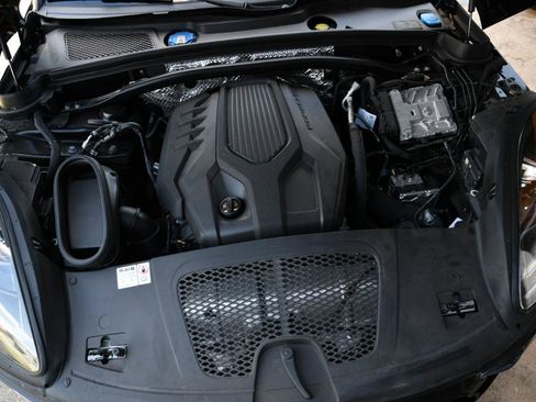 Used 2024 Porsche Macan AWD/4WD image 30