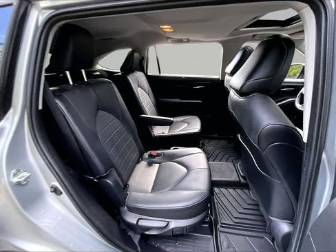 Used 2021 Toyota Highlander XLE FWD image 23