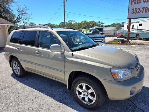 Used 2005 Toyota Highlander 4WD V6 w/ 3rd Row image 5
