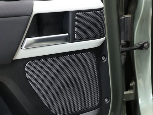 Used 2022 Land Rover Defender 110 SE image 40