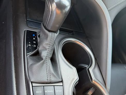 Used 2022 Toyota Camry SE FWD image 18